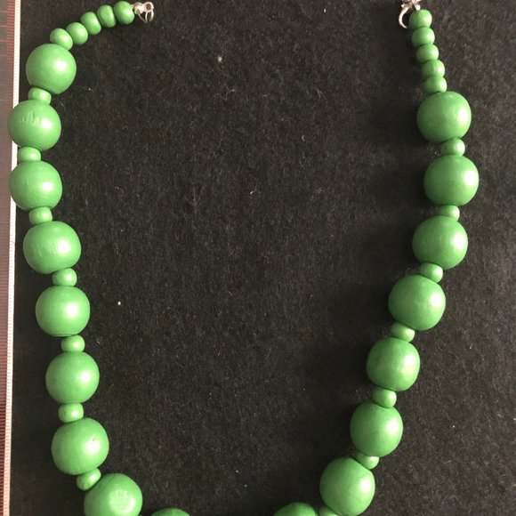 women's necklace green wood beads chunk beads 16" long - Picture 2 of 3
